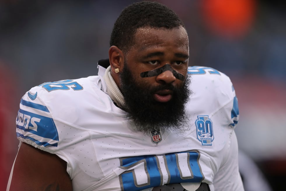 Final de defensa de los Leones de Detroit Isaiah Buggs (96) antes de un partido de fútbol de la NFL, domingo 10 de diciembre, ...