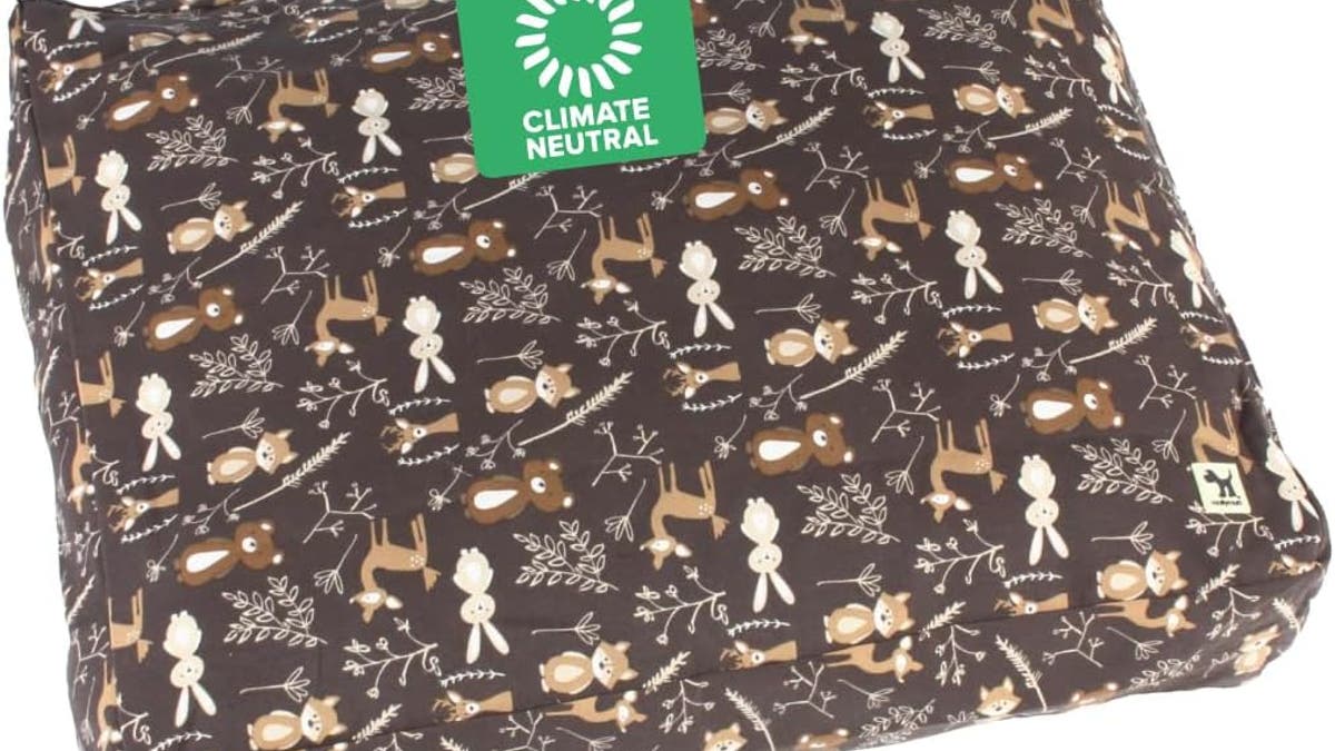 Este Molly Mutt nórdico permite a los dueños de mascotas crear una cama personalizada llenando la cubierta nórdica con ropa o mantas viejas.