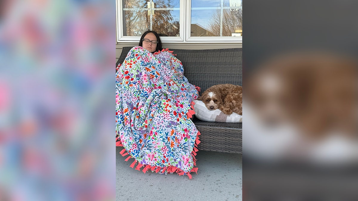 Breanna Bortner y su Cockapoo, Mochi, afuera.