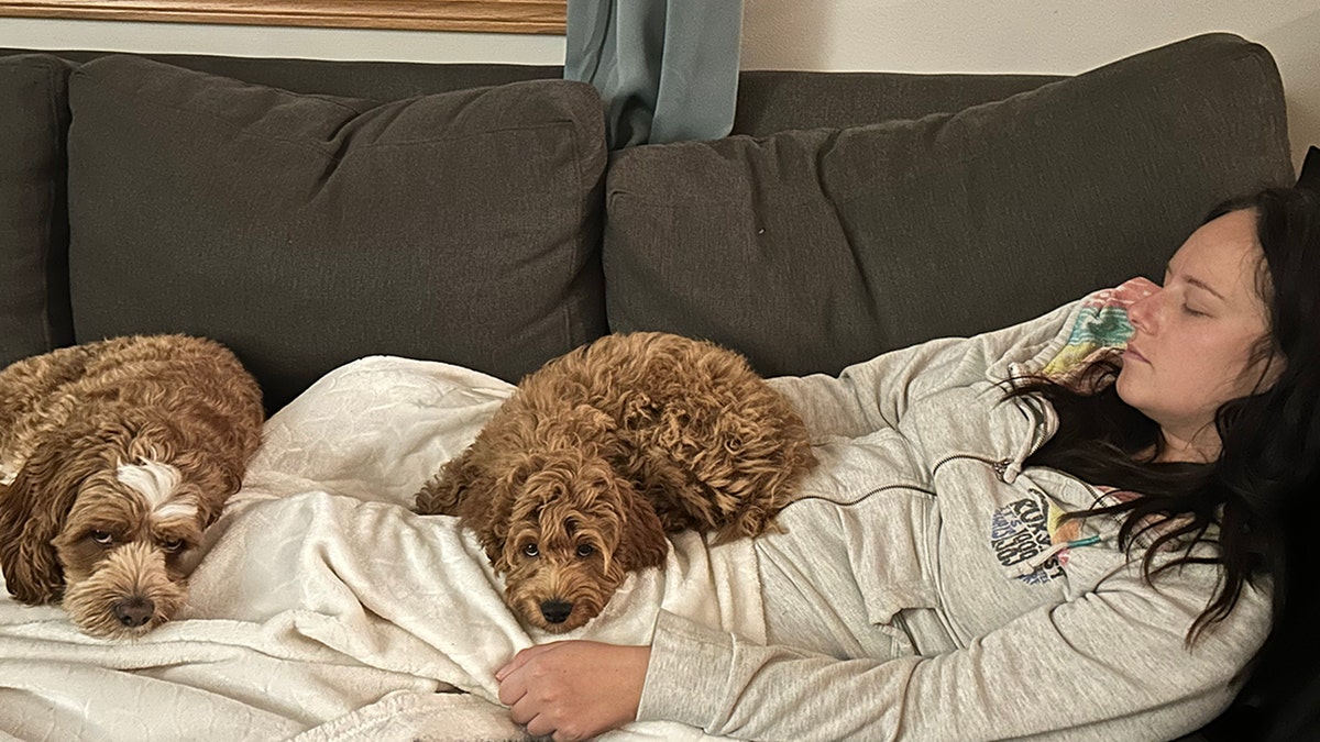 Breanna con su perro Mochi y otro Cockapoo.
